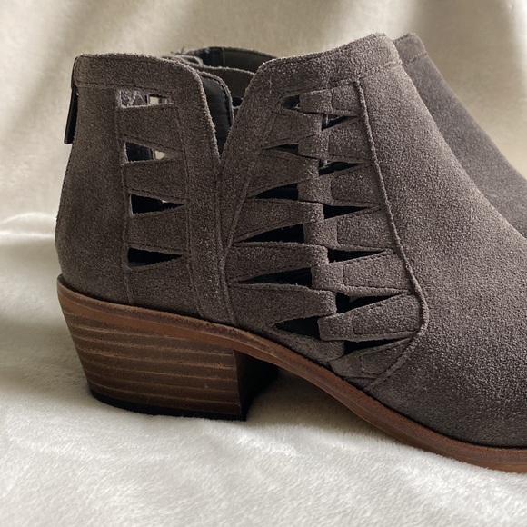 Vince Camuto Peera cutout bootie. Gray women size 7 - Picture 3 of 8